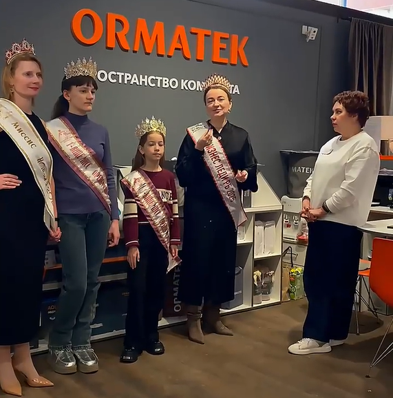 Королевы в салоне 